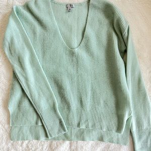 Cashmere mint green hi/lo super soft V-neck sweater by Halogen size M